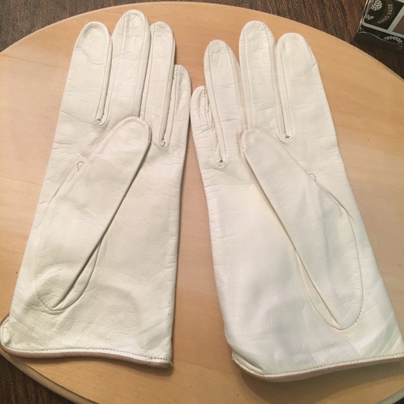 Vintage White Leather Gloves - Picture 2 of 3